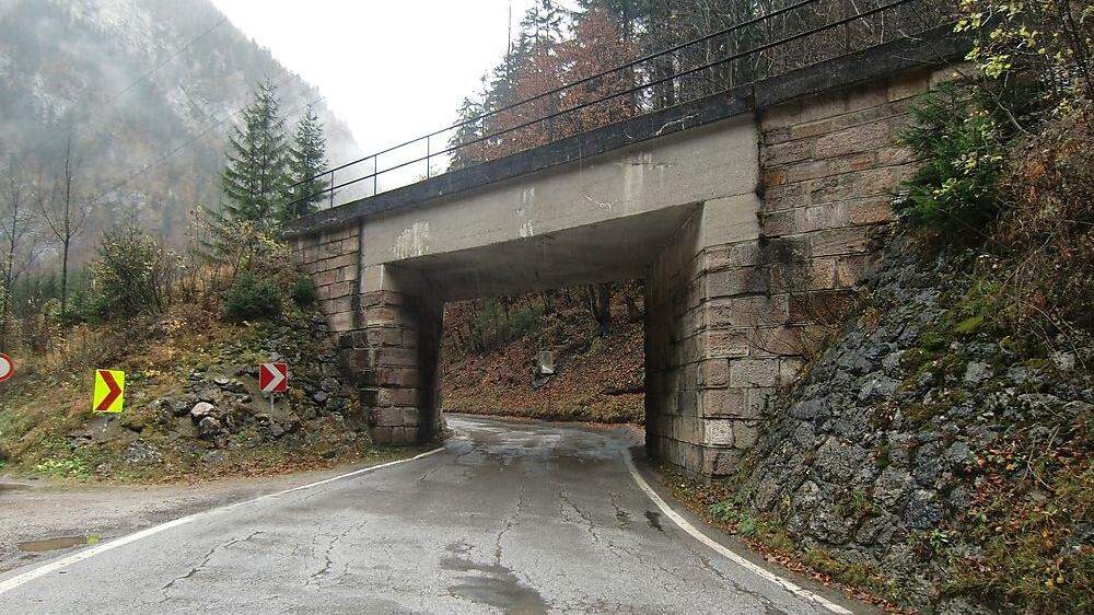 Die Martauer Bahnbrücke samt der Bereich er B115 sollte ab April von den ÖBB saniert werden. Nun wurde der Beginn bis auf Weiteres verschoben