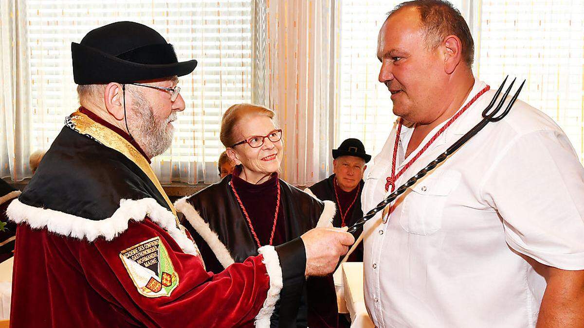 Jean-Michel Eichelbrenner von der Blutwurst-Bruderschaft schlug Berufsschullehrer Helmut Wogg (rechts) zum Ritter der Blutwurst