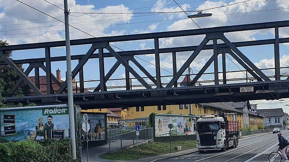 Bei dieser Gefahrenstelle in der Herrgottwiesgasse kam es zum tödlichen Zusammenprall zwischen Radfahrerin und Straßenbahn