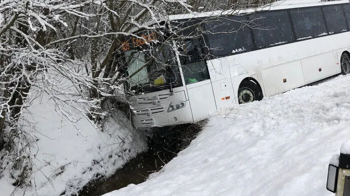 Vollbesetzer Schulbus schlitterte am Ortsende von Mahrensdorf in den Haselbach. Verletzt wurde niemand.