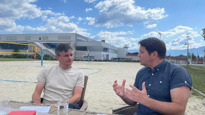 Vor der Aichfeldhalle diskutierten die Sozialdemokraten Wolfgang Moitzi und Günter Reichhold