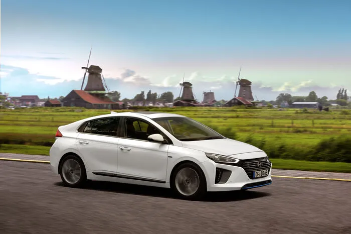 In der Hybrid- und Plug-in-Hybrid-Variante kommt ein neuer 1,6-Liter-Benziner mit 105 PS zum Einsatz. Der thermische Wirkungsgrad des im Atkinson-Zyklus arbeitenden Triebwerks beträgt 40 Prozent.