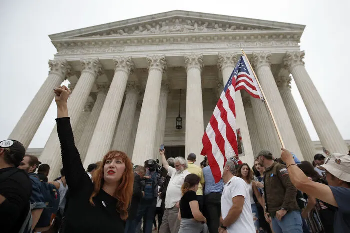 Im Kapitol in Washington hatten etliche Menschen gegen die Berufung des umstrittenen Kandidaten protestiert, dem mehrere Frauen sexuelle Übergriffe in den 80er Jahren vorwerfen.