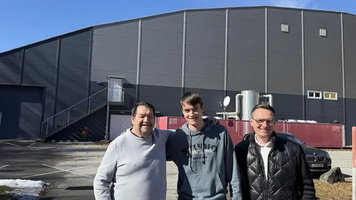 Mario Kulnig mit seinem Sohn Markus und Bürgermeister Michael Maier