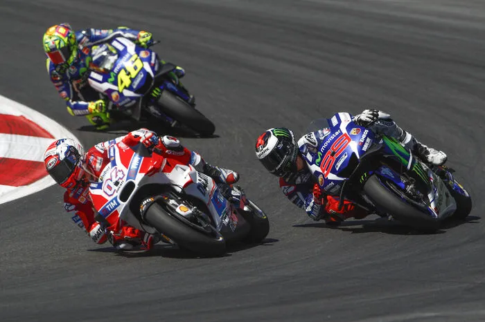 Doch nicht alle Rennen sind so gut verkauft wie das Motorradrennen. Leere Tribünen gibt es bei DTM und Formel1.