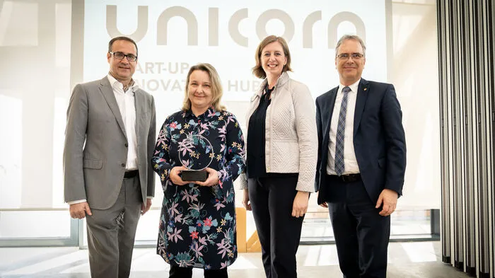 Innovationspreis für die Karl-Franzens-Universität Graz:SFG-Chef Christoph Ludwig, Projektleiterin Katalin Barta Weissert (KF Uni Graz), Wirtschaftslandesrätin Barbara Eibinger-Miedl und KF-Rektor Peter Riedler 