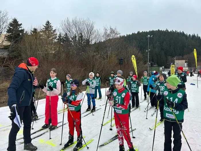 Skuk weist die Teilnehmer der Langlauf-Bezirksschulmeisterschaft beim Massenstart ein
