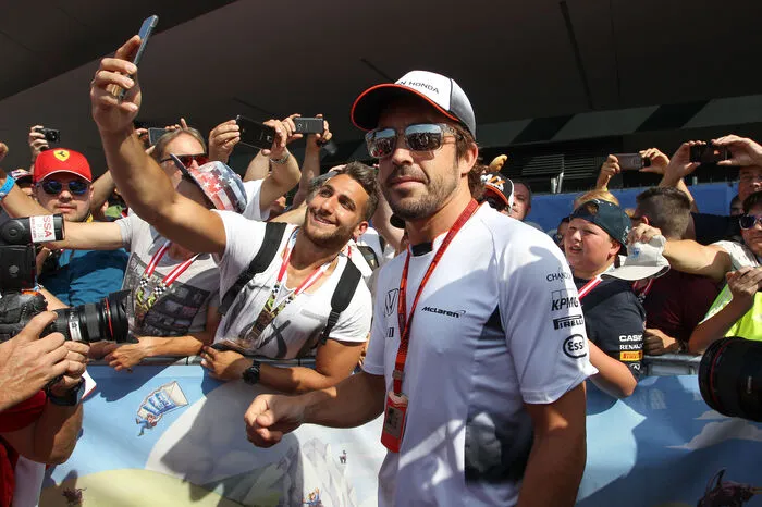 Fernando Alonso (McLaren) ...