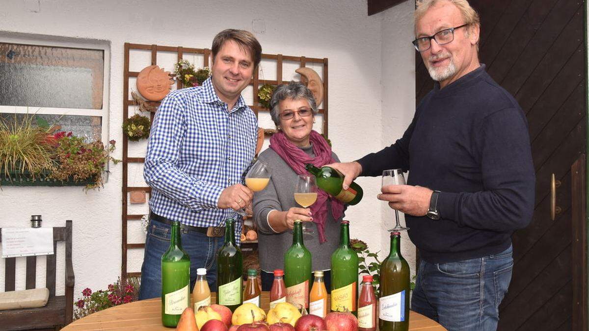 Landwirtschatskammer-Obmann Gerald Holler (links) freut sich mit Herta und Ignaz Dietrich über eine Ernte von hoher Qualität