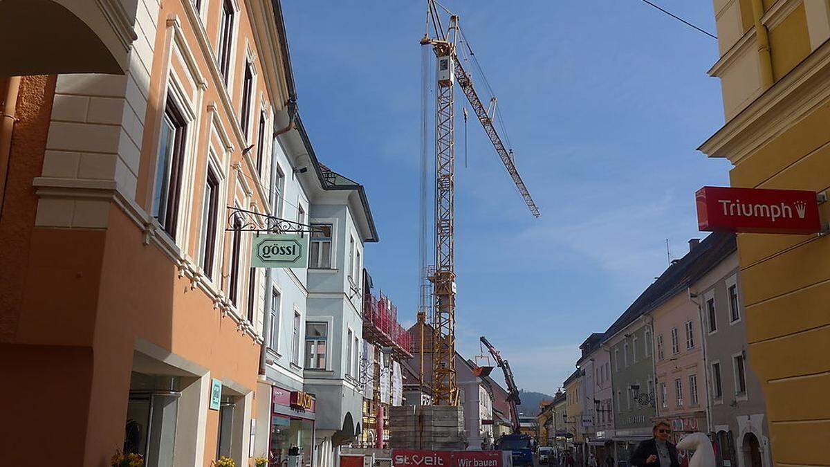 Zum Kran vor dem „Weißen Lamm“ gesellt sich ein zweiter