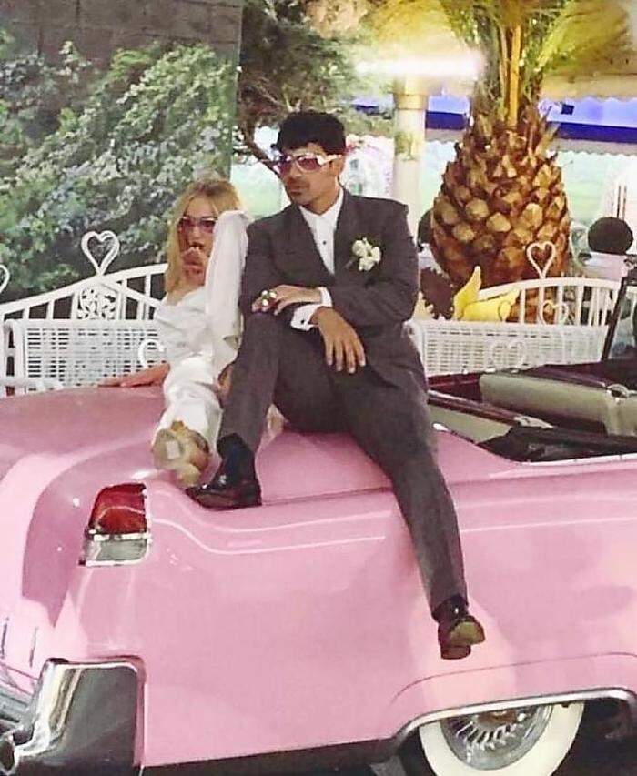 Alles rosa: Auf Instagram wurde das Bild der Frischvermählten beim Posing auf einem alten Cadillac geteilt