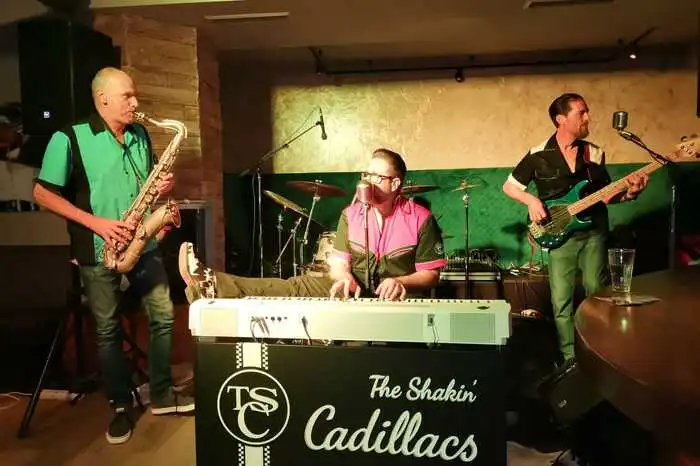"The Shakin Cadillacs" nahmen die Gäste im Alibi mit auf einen Zeitreise in die 50er- und 60er-Jahre.