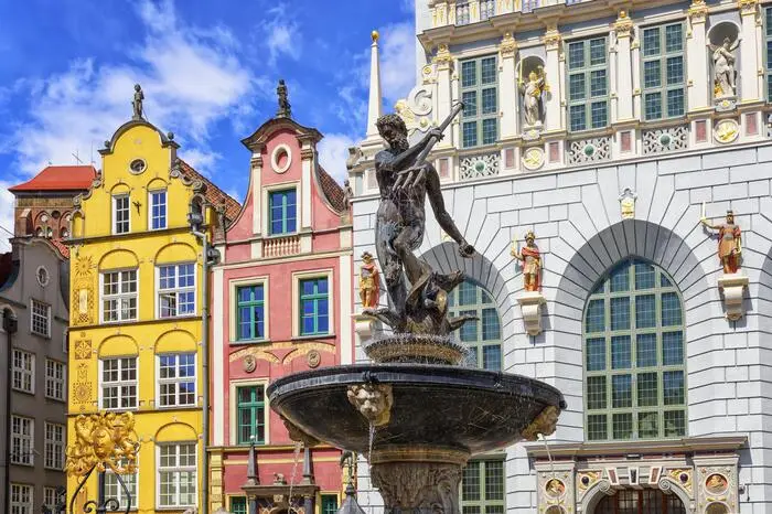 Der Lange Markt. Der zentrale Platz ist das Prunkstück der Altstadt und gesäumt von Prachtbauten wie dem Rechtstädtische Rathaus mit seinem Glockenspiel, dem Artushof mit dem Neptunbrunnen davor (der Meeresgott ist der Schutzpatron von Danzig), dem opulent verzierten Speymannhaus oder dem Grünen Tor.