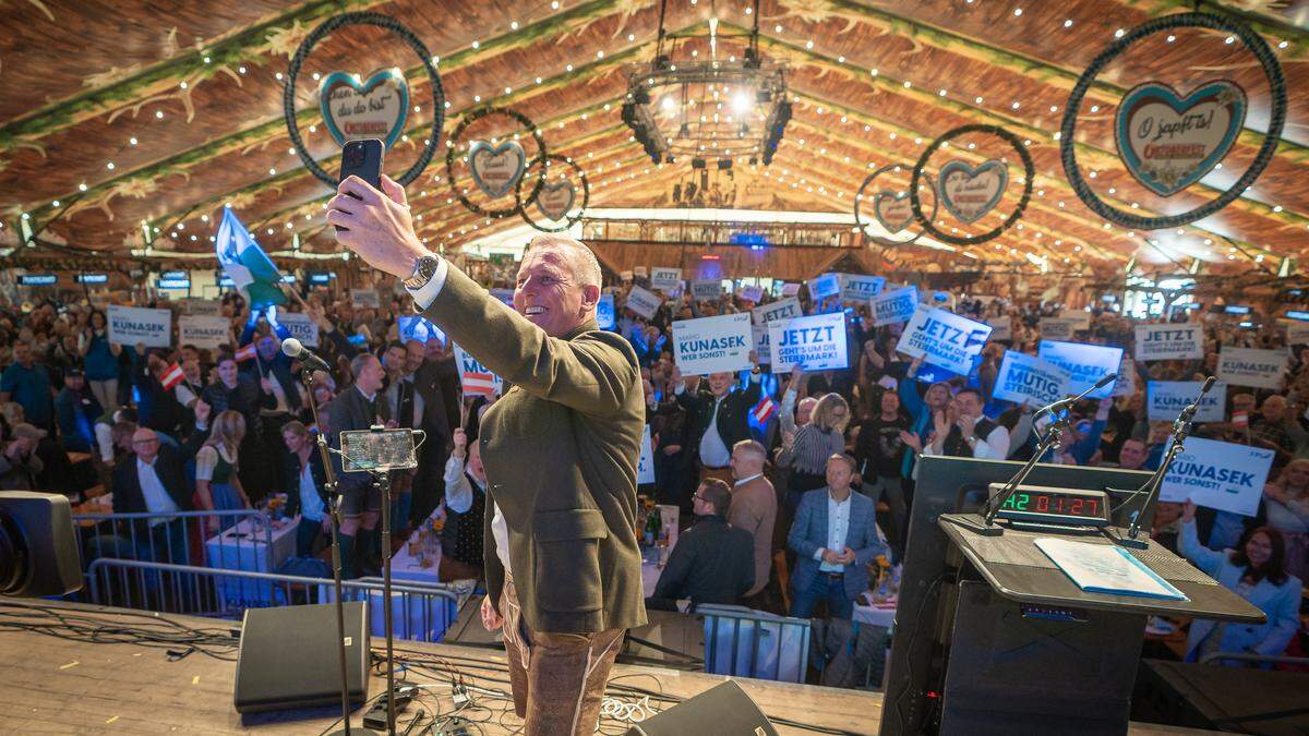 Mario Kunasek, Spitzenkandidat der Freiheitlichen für die steirische Landtagswahl, wurde beim Wahlkampfauftakt in Hartberg als „zukünftiger Landeshauptmann“ begrüßt und gelobt und bedankt.