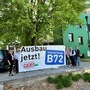 Die Wirtschaftskammer-Vertreter Manuela Kuterer, Harald Schlemmer, Bernhard Stranzl, Vinzenz Harrer und Werner Wild mit dem Plakat bei der Wirtschaftskammer in Weiz. Dieses hing kürzlich noch an der B72 