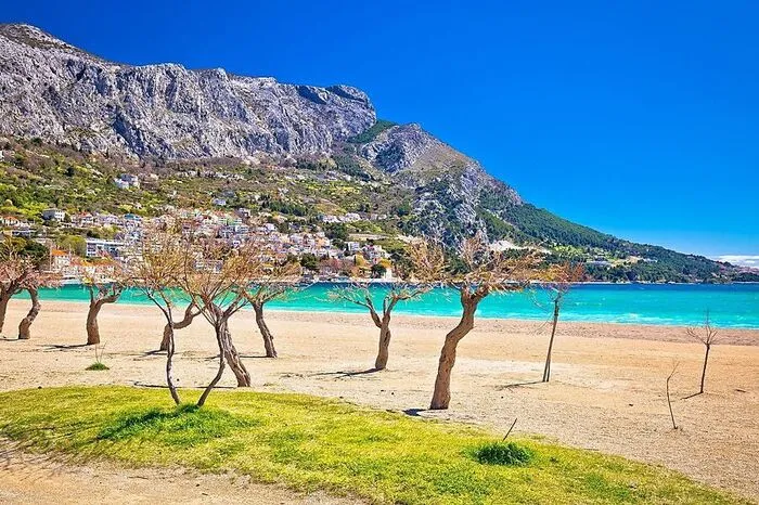 Das Dinarische Gebirge und die Mündung des Flusses Cetina bei Omiš: der Strand Velika plaža bietet eine besondere Atmosphäre.