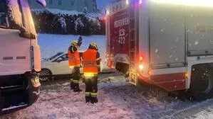 In Lannach blieben Autos und Lkw im Schnee stecken