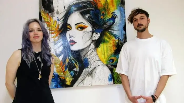 Mit einer neuen, interessanten Ausstellung kann die stART-Galerie in Köflach aufwarten: Die beiden weststeirischen Künstler Jennifer Janisch und Mario Offner zeigen unter dem Titel „Kontrast; zwischen zwei Welten“ eine Auswahl ihrer Werke. Im Vordergrund dabei steht der Tanz zwischen den Geschlechtern, visualisiert durch Mixed Media Techniken in den Stilrichtungen des abstrakten Realismus und des Popart/Streetart. 
