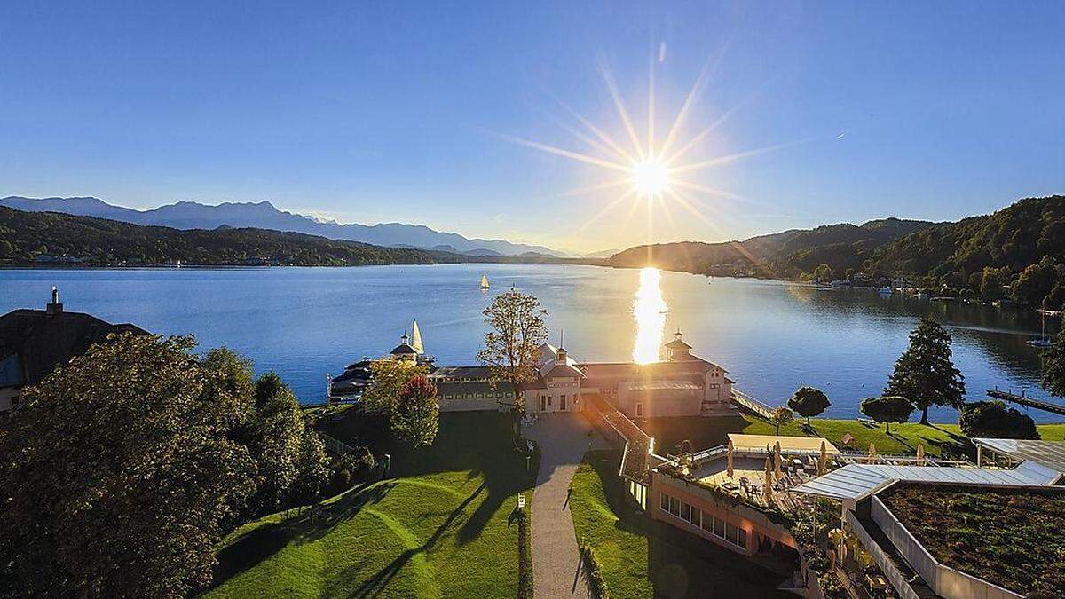 Hotel Werzer: Hotelbar und Restaurant erstrahlen im neuen Glanz. Auf der Terrasse kann mit Seeblick gebruncht werden. Jeden Sonntag gibt es einen anderen Themenschwerpunkt