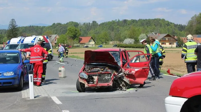 Zwei Personen wurden am Montagvormittag bei einem Verkehrsunfall auf der B 69 verletzt.