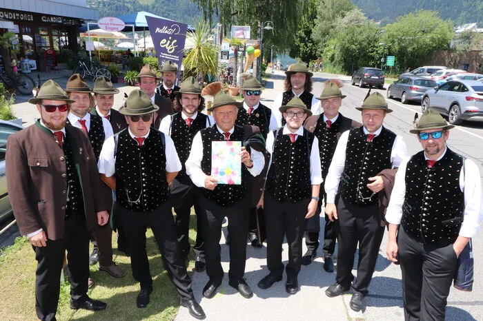 Beim Früh­schop­pen­kon­zert spielte die Trach­ten­ka­pel­le Bo­dens­dorf unter Leitung von Ingo Pfirmann und Obmann Ewald Unterweger auf und anschließend gaben zwölf Gastchören und über 350 SängerInnen den zahlreichen Besuchern ihr Gesangskunst zum Besten.