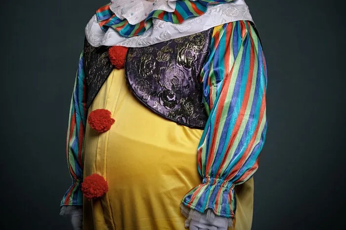 Während ein Clown in den Straßen Luftballons feilbietet, sucht ein kleines Mädchen ihre Jacke, die sie am Spielplatz vergessen hat.
