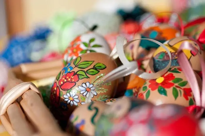 Ob künstlerisch bemalte Eier oder handgemachte Geschenke, auf den Märkten in der Region findet man allerhand
