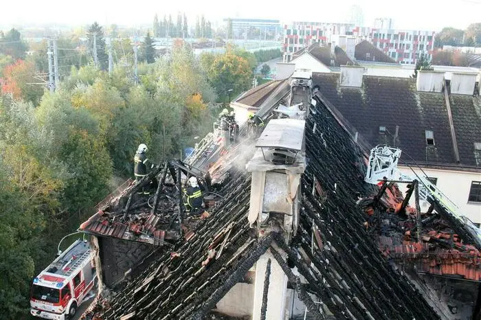 Nach Angaben der Stadtfeuerwehr wurde eine Bewohnerin ins Spital gebracht. Der Brand war auf einer Müllinsel vor dem Gebäude ausgebrochen, die Flammen griffen auf die Fassade über. Die Bewohner kamen in Ersatzquartieren unter.