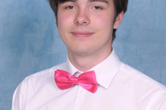 Ich bin Schüler der 8B des BRG Feldkirchen. Nach der Matura würde ich gerne studieren. Was genau, ist noch offen, aber irgendwas mit Geschichte würde mir gefallen, vielleicht Lehramt. Für meinen späteren Berufsalltag ist es mir wichtig, dass das Arbeitsklima gut ist und ich nicht 30 oder 40 Stunden arbeiten muss und dann unzufrieden nach Hause gehe. Ich finde das Modell einer Vier-Tage-Woche nicht schlecht und denke dass, allgemein der Lohn nicht mehr das Wichtigste in einem Berufsleben ist, sondern die Arbeitsbedingungen. Für den Anfang würde ich mich über eine Vollzeitstelle freuen, später wenn ich einmal eine Familie haben sollte, würde ich auch in Gleit- oder Teilzeit arbeiten. Ich arbeite sehr gerne mit Menschen zusammen, kann aber auch allein gut arbeiten. Auch sehr wichtig im Job ist eine gute Zusammenarbeit mit Kolleginnen und Kollegen.