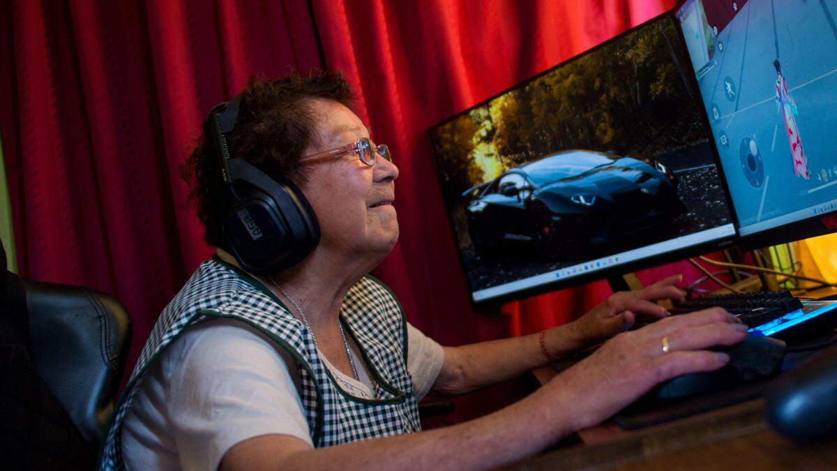 Gaming-Oma in Chile | María Elena Arévalo voll fokussiert beim Zocken