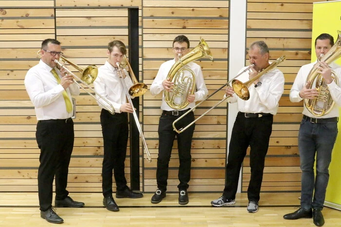 Neben der 25 Mann/Frau starken Kapelle (Leitung: Bürgermeister Günther Kernle) wirkte weiters ein Bläser-Ensemble der Musikschule mit.