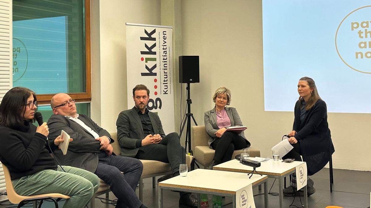 Fair-Pay-Diskussion im Kunstraum Lakeside mit Vasilena Gankovska von der IG Bildende Kunst, Alexander Gerdanovits von der Stadt Klagenfurt, Daniel Russegger vom Kunstverein Kärnten, Andrea Kirchmeir vom Land Kärnten und Elena Stoißer von der IG KiKK (von links)