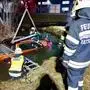 Einsatzkräfte der Feuerwehren Katsch an der Mur und Neumarkt holten das Auto aus dem Wasser