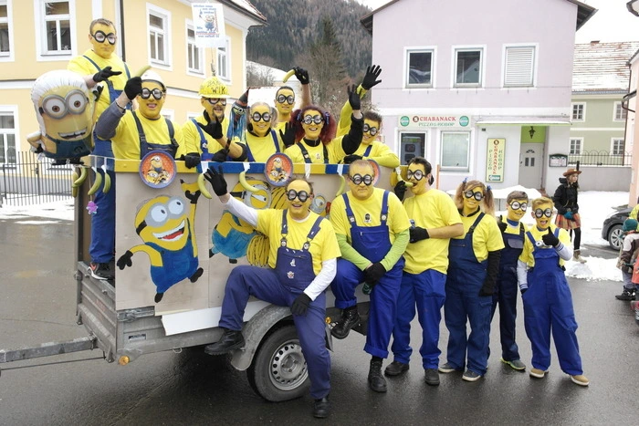 "Me want a banana!" anstatt "Feuer aus!" war von den Mitgliedern der Freiwilligen Feuerwehr zu hören, die sich diesmal allesamt als Minions kostümierten.