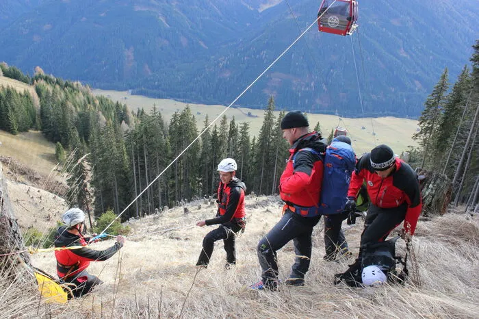 Die "Bodentruppen" bereiteten alles für den Abtransport der geretteten Personen vor.
