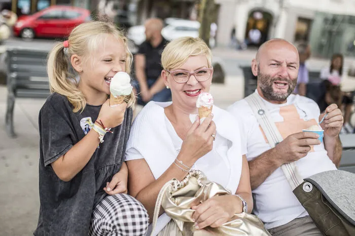 330 Künstler verwandeln das Zentrum der Landeshauptstadt in eine Bühne.