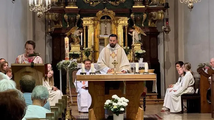 Hunderte Gläubige fanden sich beim diesjährigen Pfarrfest in der Pfarrkirche ein. Den Festgottesdienst gestalteten Pfarrer Ioan Bilc und Vikar Jozef Hertling gemeinsam, musikalisch eingebettet durch den Kirchenchor, Sascha Kolwaski und Peter Joachim Heinrich an der Orgel.