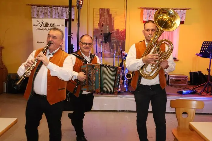 Nach dem musikalischen Einmarsch der „Vulkanpartie“ wurde zum Tanz gebeten