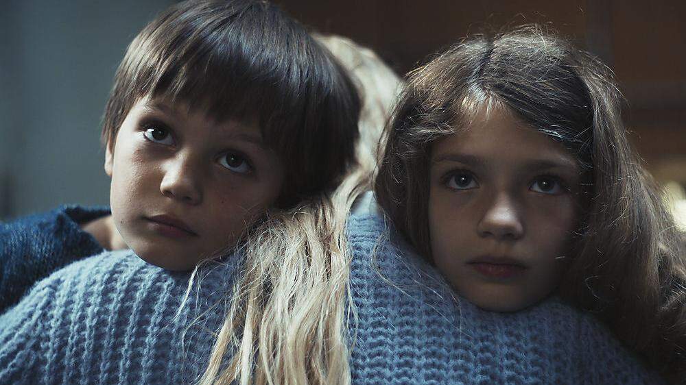 Thema der Miniserie „Liebes Kind“: Zwei Kinder wachsen völlig isoliert in einem abgelegenen Haus auf