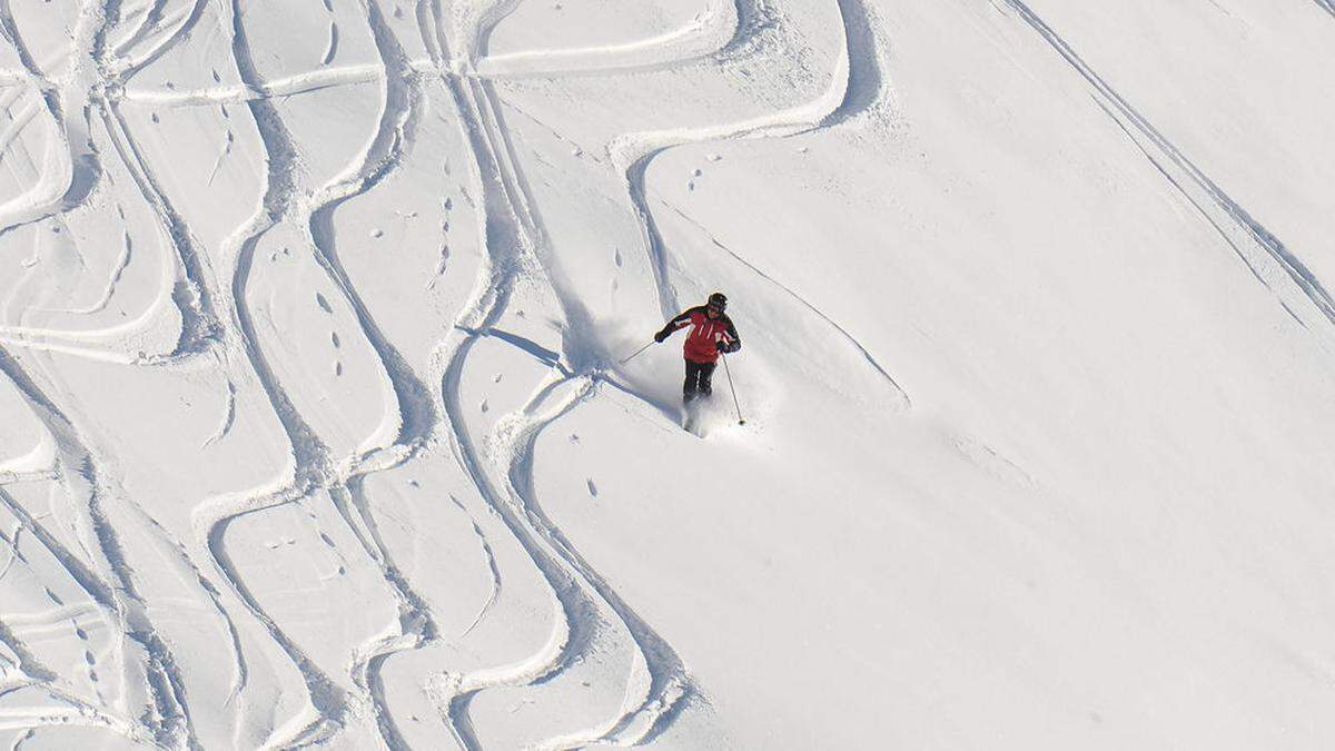 Symbolbild: Der Sportler verletzte sich beim Tiefschneefahren