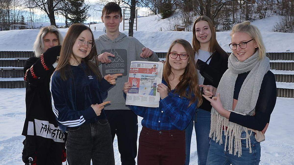 Sechs der acht Schülerinnen und Schüler des Borg Birkfeld, die heuer am Projekt &quot;Schüler machen Zeitung&quot; teilgenommen haben. Zwie waren beim Fototermin leider in Quarantäne...
