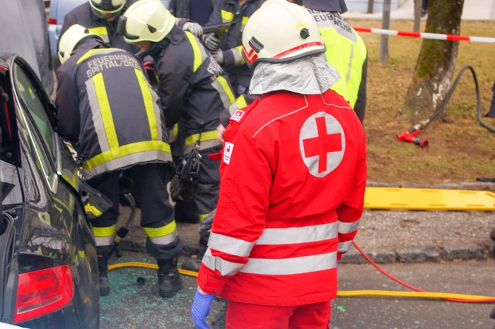 Eine eingeklemmte Person musste von der Feuerwehr befreit werden und wurde ins Krankenhaus Spittal gebracht.