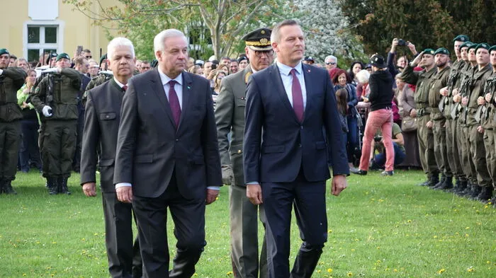 520 Rekruten wurden Freitag Abend in Niklasdorf im Beisien von Verteidigungsminister Mario Kunasek, Landeshauptmann Hermann Schützenhöfer, Brigadier Heinz Zöllner, Militärkommandant der Steiermark, und Hausherr Bürgermeister Johann Marak angelobt.