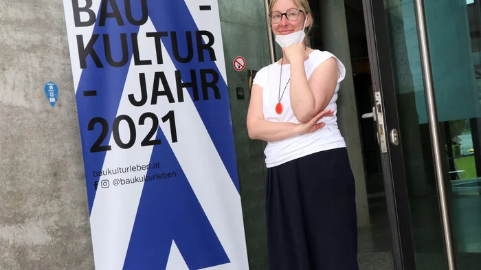 Open House und Führungen bis 22 Uhr Das DOMENIG STEINHAUS am Ossiacher See versteht sich als Architekturikone von Weltformat. Es ist das Lebenswerk des international renommierten und 2012 verstorbenen Architekten Günther Domenig. Zum Auftakt der Architekturtage unter dem Motto „Leben Lernen Raum“ ist der bedeutende Bildungsbau bei freiem Eintritt zu besichtigen. Erfahre das experimentelle Baukunstwerk am Freitag, den 11. Juni und Samstag, den 12. Juni in den verlängerten Öffnungszeiten von 10 bis 12 und von 14 bis 22 Uhr. Erlebe ungeahnte Raumformationen, dramatische Lichtführungen, baukünstlerische Plastik und unkonventionelles Interieur. T „Ich möchte träumen in der Wirklichkeit und ich möchte die Grenze erfahren in der Realität des Bauens.“ Günther Domenig Heute noch Open-House von 10 bis 12 und von 14 bis 22 Uhr.