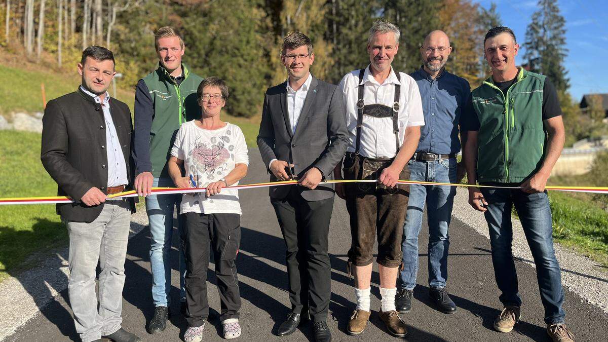 Martin Gruber (Mitte) mit Familie Kofler, Vizebürgermeister Christoph Zebedin, Bürgermeister Josef Zoppoth, Bauleiter Patrick Nischelwitzer und Polier