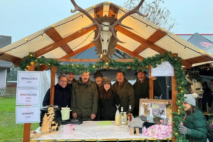 24 festlich geschmückte Hütten der Rosentaler Vereine mit traditionellem Kunsthandwerk und schmackhafter Kulinarik, eine Christbaumverlosung, kostenfreie Kutschenfahrten von Jasmin Strunz-Partl, ein weihnachtliches Mitmachspiel der Altkainacher Ritterschaft sowie ein vielseitiges Musikprogramm begeisterten die Besucher.