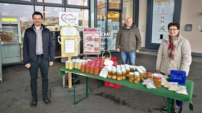 Michael-Rene Bergles (SPAR Preding), Georg Aulinger (Caritas Deutschlandsberg) und Silvia Gutmann (Herzwerk Preding) bei der Suppen-Aktion