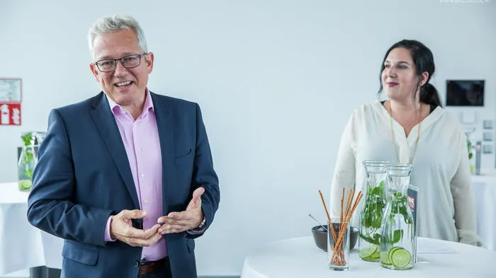 Zum siebten Mal wurden heuer die ballguide Awards für den besten Maturaball der vergangenen Saison verliehen. Tausende hatten sich im Voting auf kleinezeitung.at beteiligt, und am Montag übergaben Thomas Spann (GF Kleine Zeitung) und Martina Fürntratt (GF ballguide) im Styria Media Center die Preise an die besten drei. Nämlich ...