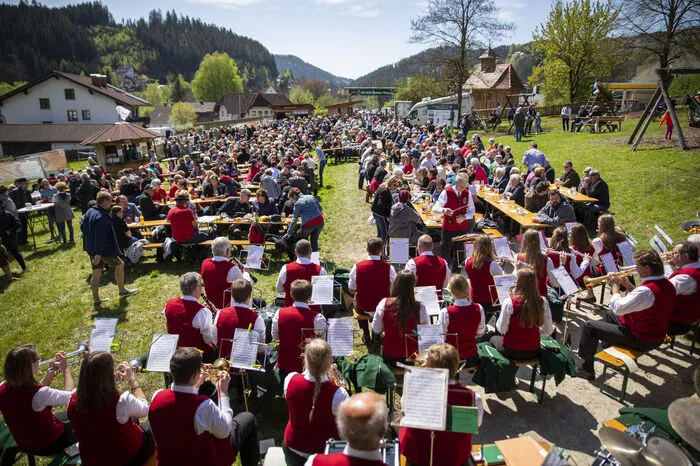 Ein Wunsch ging an alle Bsucher: "Alle, die unser Kircherl besuchen, sollen sich mit einem kleinen Vorhängeschloss am Zaun verewigen - ein Zeichen für Freundschaft und Verbundenheit, dann entsteht vielleicht in ein paar Jahren ein wirklicher Schlossberg, der uns an die vielen wunderschönen Momente in unserem Leben erinnert", so Fritz Kristoferitsch.
