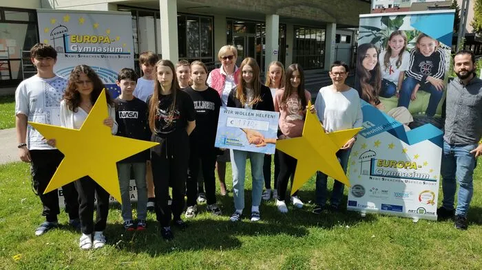Durch den Verkauf von selbst gebastelten Friedenspostkarten und Friedenskerzen konnten die Schüler vom Europagymnasium 1880 Euro einnehmen.